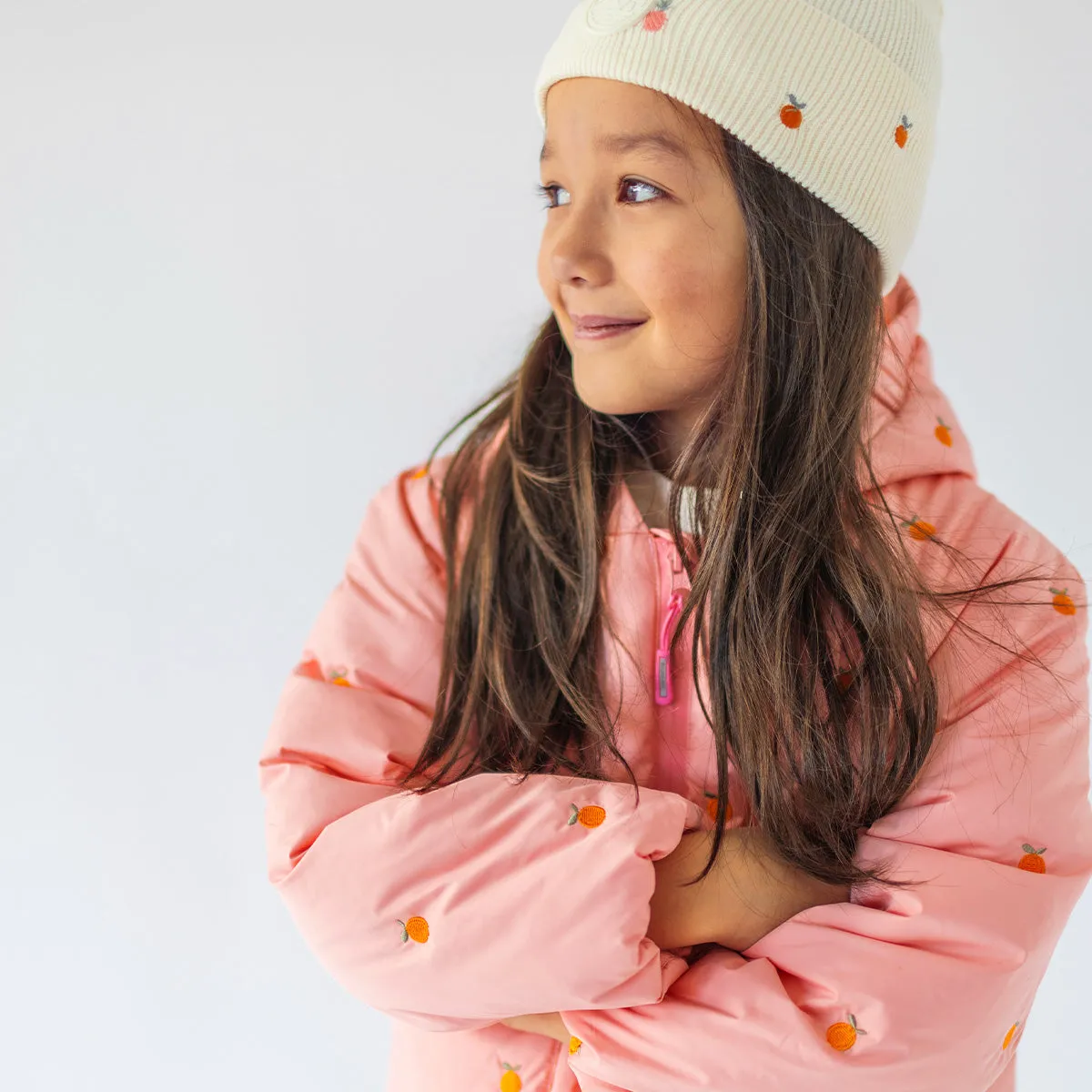 Manteau doudoune à capuchon rose avec broderies, enfant || Pink hooded puffer coat with embroidery, child