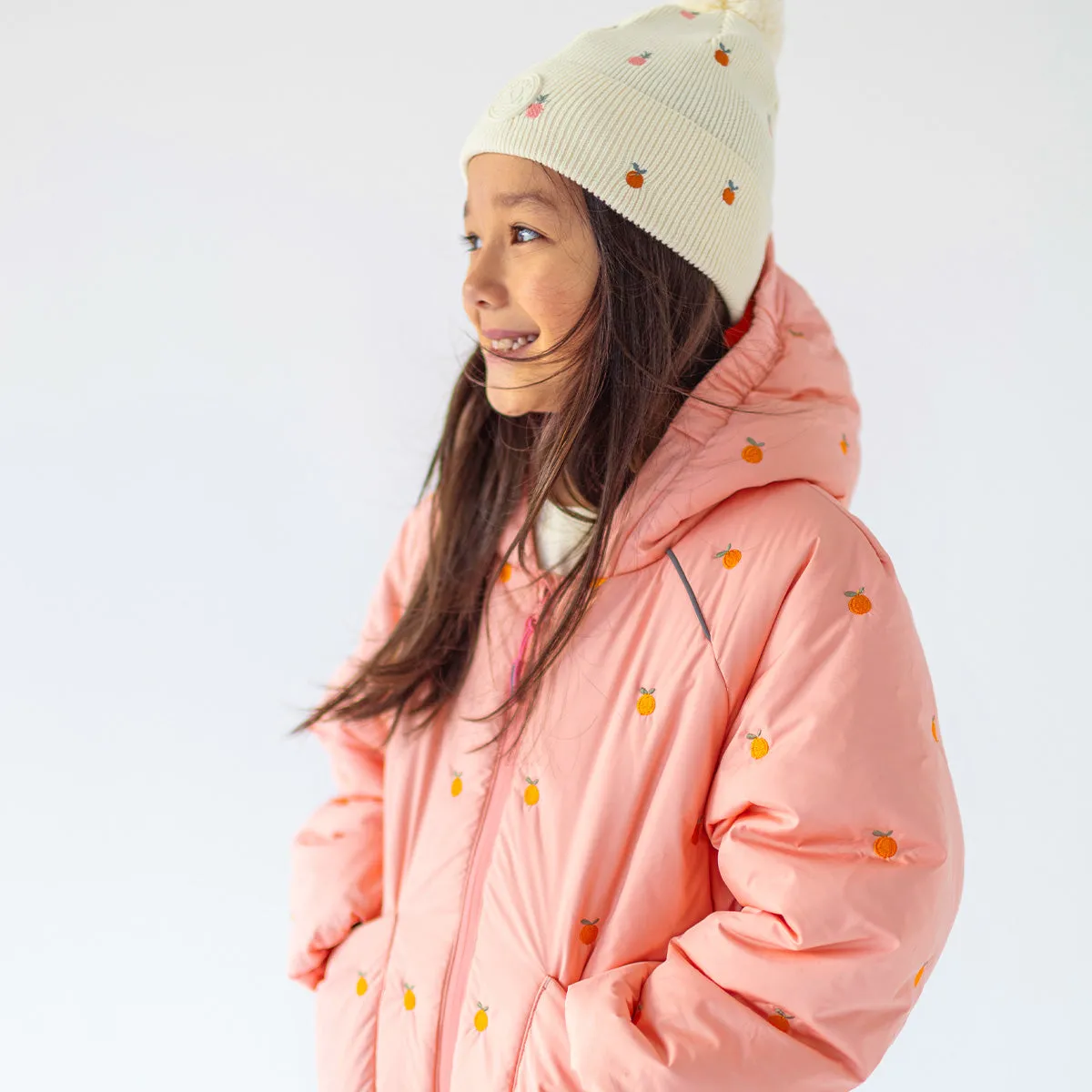 Manteau doudoune à capuchon rose avec broderies, enfant || Pink hooded puffer coat with embroidery, child