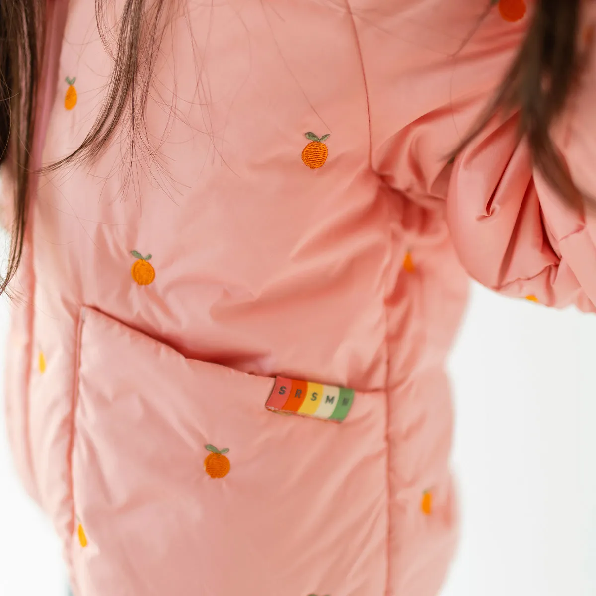 Manteau doudoune à capuchon rose avec broderies, enfant || Pink hooded puffer coat with embroidery, child